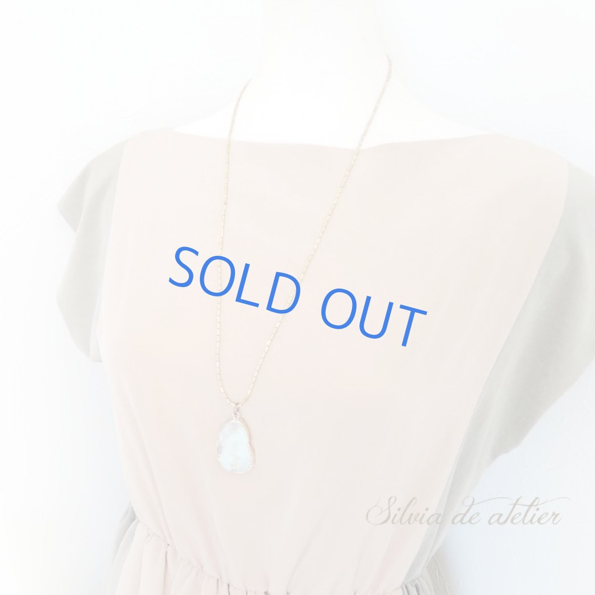 画像7: ＜限定1・ライトグリーン＞クリソプレイズ　大粒原石スライスチャーム　真鍮製ビーズロングネックレス (7)