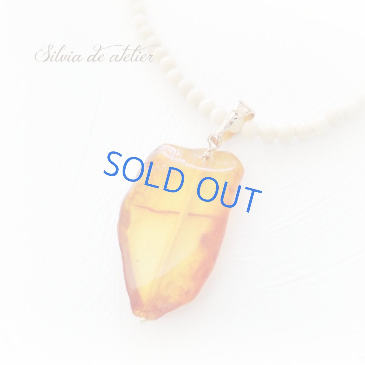 画像5: ＜限定1＞バイカラー　リバーストーン＆真鍮ビーズ　大粒琥珀タブレット　ミディアムネックレス (5)