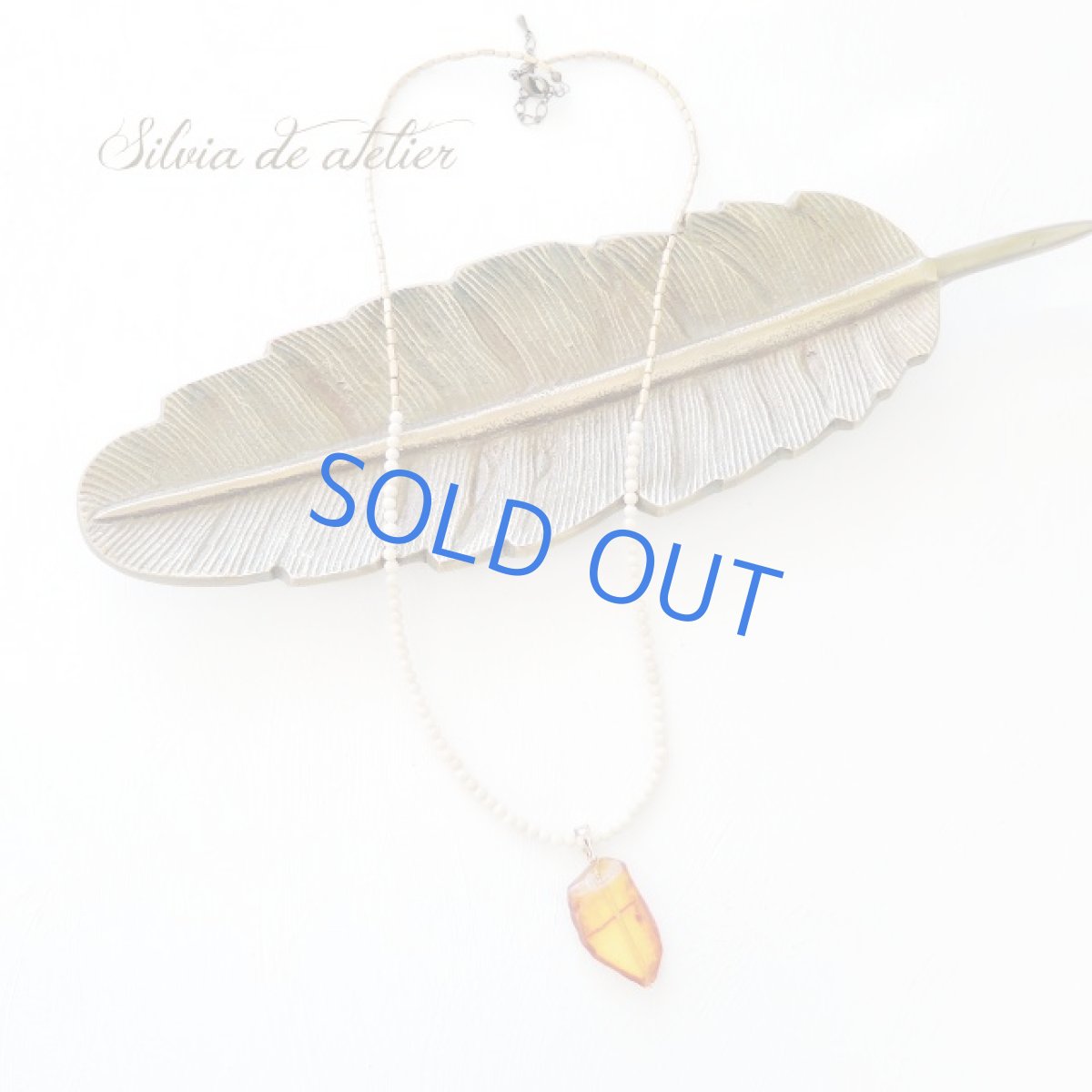 画像2: ＜限定1＞バイカラー　リバーストーン＆真鍮ビーズ　大粒琥珀タブレット　ミディアムネックレス (2)