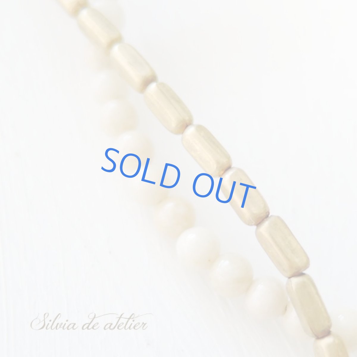 画像4: ＜限定1＞バイカラー　リバーストーン＆真鍮ビーズ　大粒琥珀タブレット　ミディアムネックレス (4)