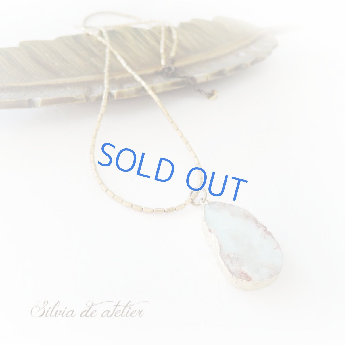 画像4: ＜限定1・ライトグリーン＞クリソプレイズ　大粒原石スライスチャーム　真鍮製ビーズロングネックレス (4)