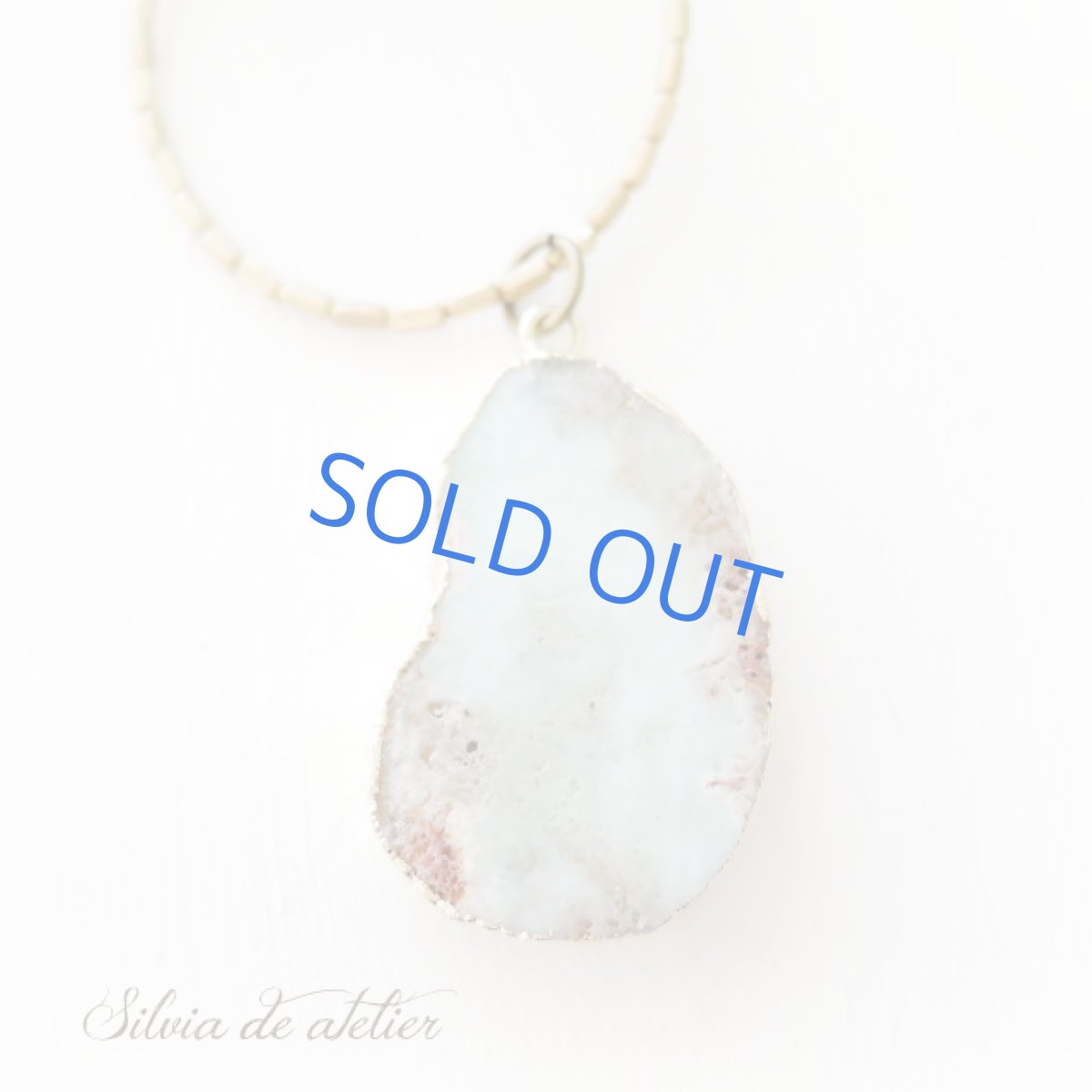 画像2: ＜限定1・ライトグリーン＞クリソプレイズ　大粒原石スライスチャーム　真鍮製ビーズロングネックレス (2)