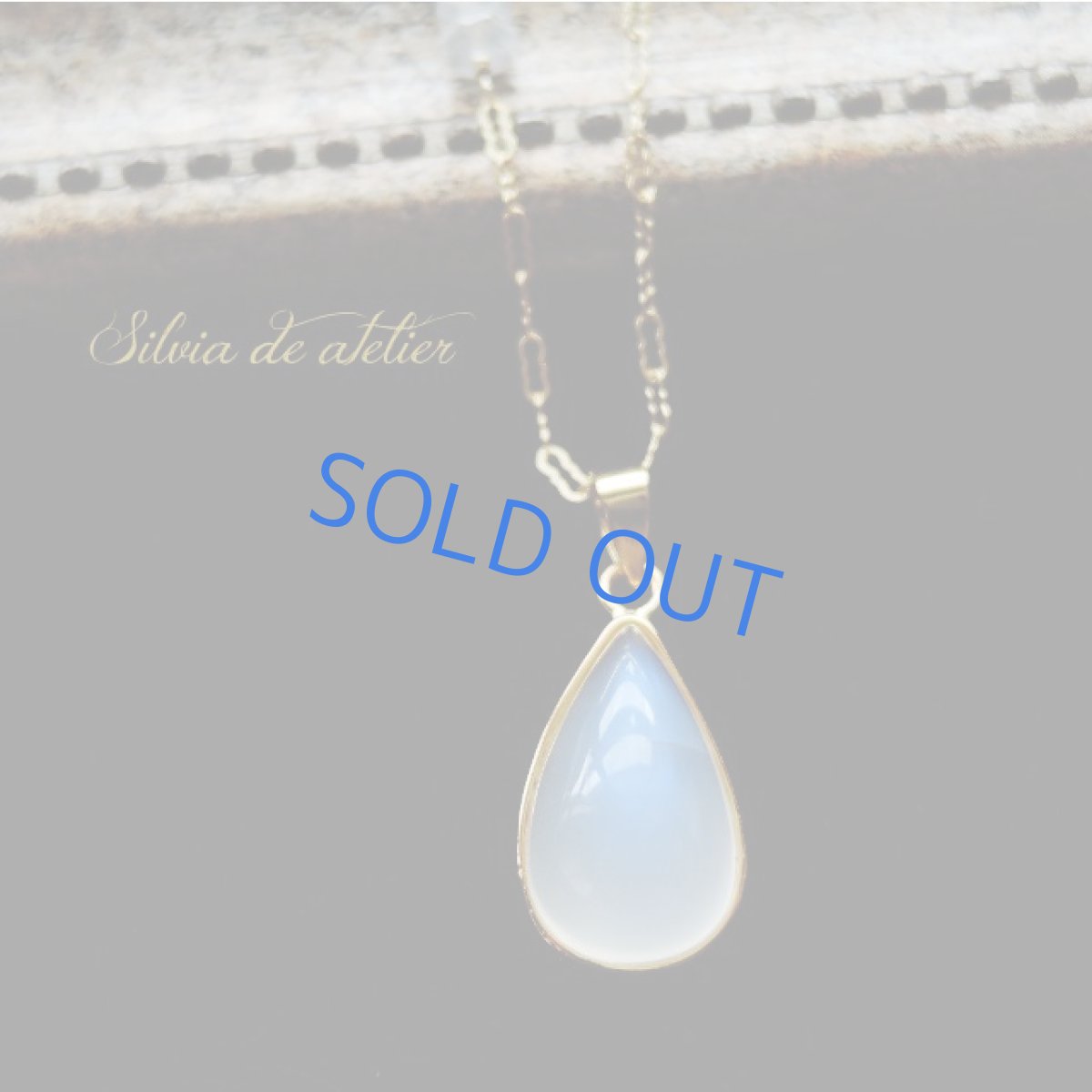 画像2: <1点もの・A>AAAランク ロイヤルブルームーンストーン(ペリステライト) 細長 カボション 14kgf ネックレス (2)