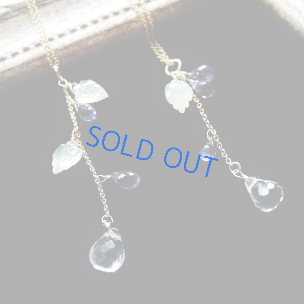 画像2: <各1点もの・残り二葉タイプ>ホワイトムーンストーンリーフ&アイオライト&クリスタル 14kgf Y字ネックレス (2)