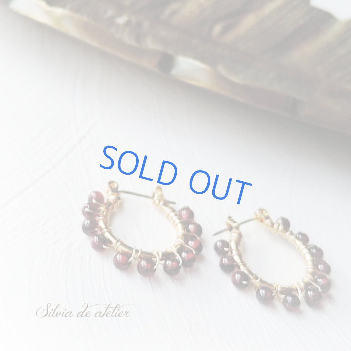 画像2: ＜1点もの＞ガーネット　ラウンド　フープピアス(チタン） (2)