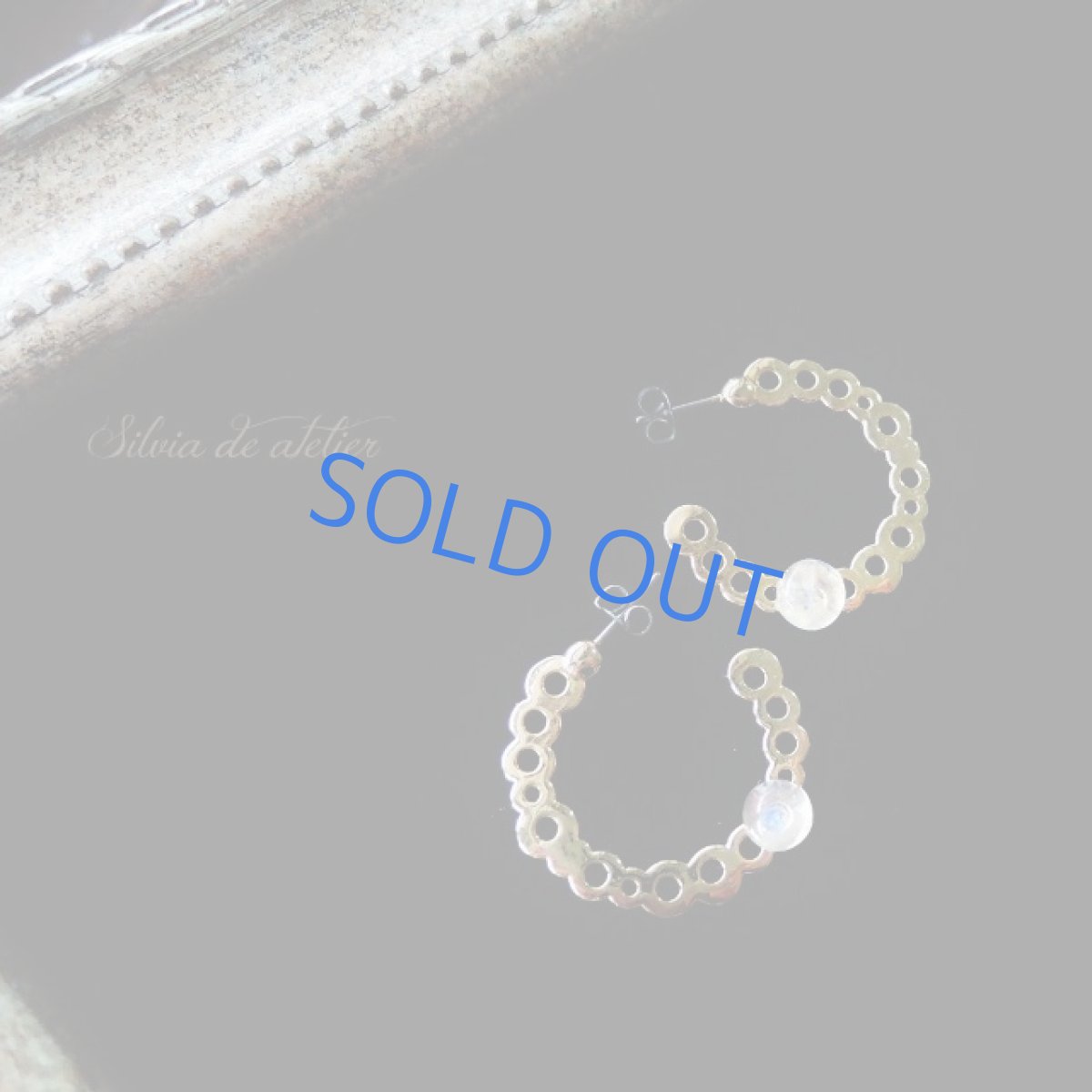 画像5: ＜1点もの＞レインボームーンストーンカボション　バブルフープ　チタンポストピアス (5)