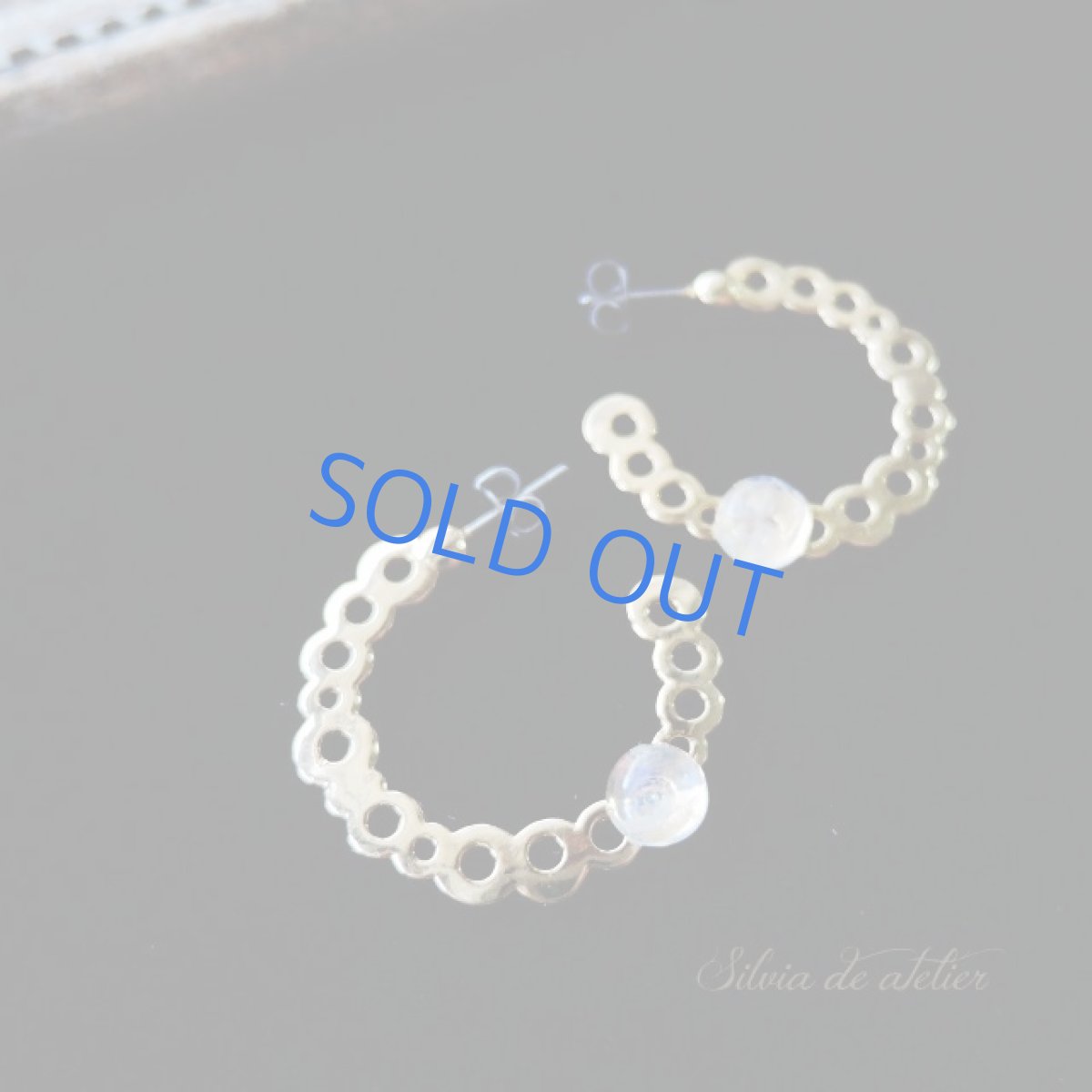 画像2: ＜1点もの＞レインボームーンストーンカボション　バブルフープ　チタンポストピアス (2)