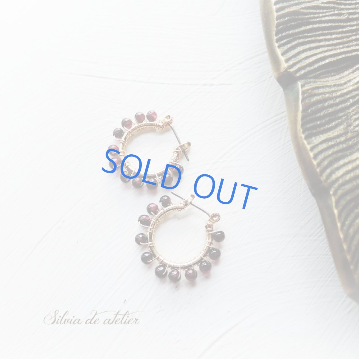 画像4: ＜1点もの＞ガーネット　ラウンド　フープピアス(チタン） (4)