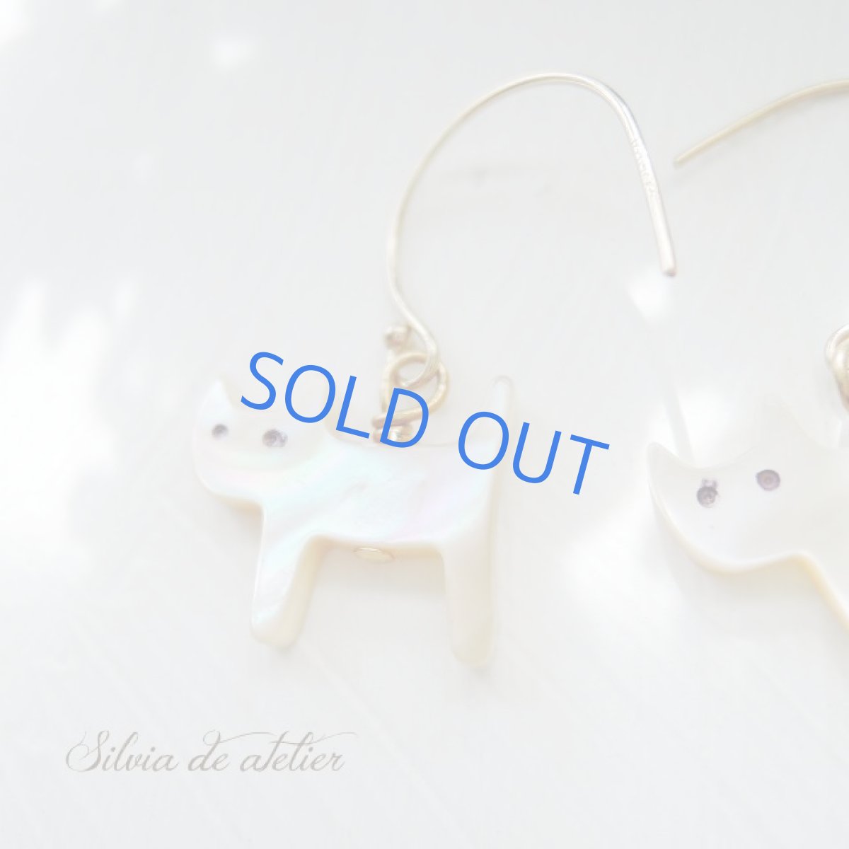 画像2: <SAMPLE・限定1>マザーオブシェル お散歩シロネコさんの 14kgfフックピアス (2)