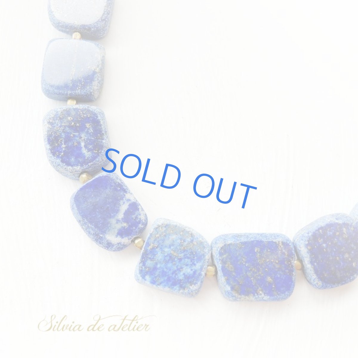 画像2: 【1点もの】ラピスラズリ フラットタンブル ゴールドビーズネックレス (2)