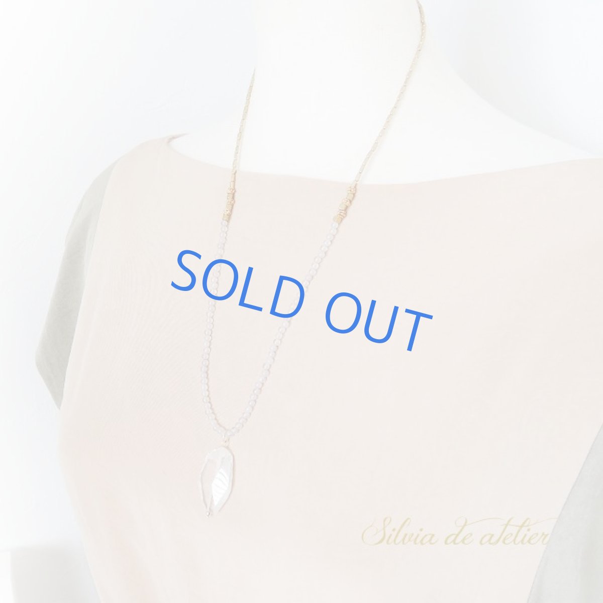 画像8: 【1点もの】クリスタルタンブル グレーオニキス&真鍮ビーズショートネックレス (8)