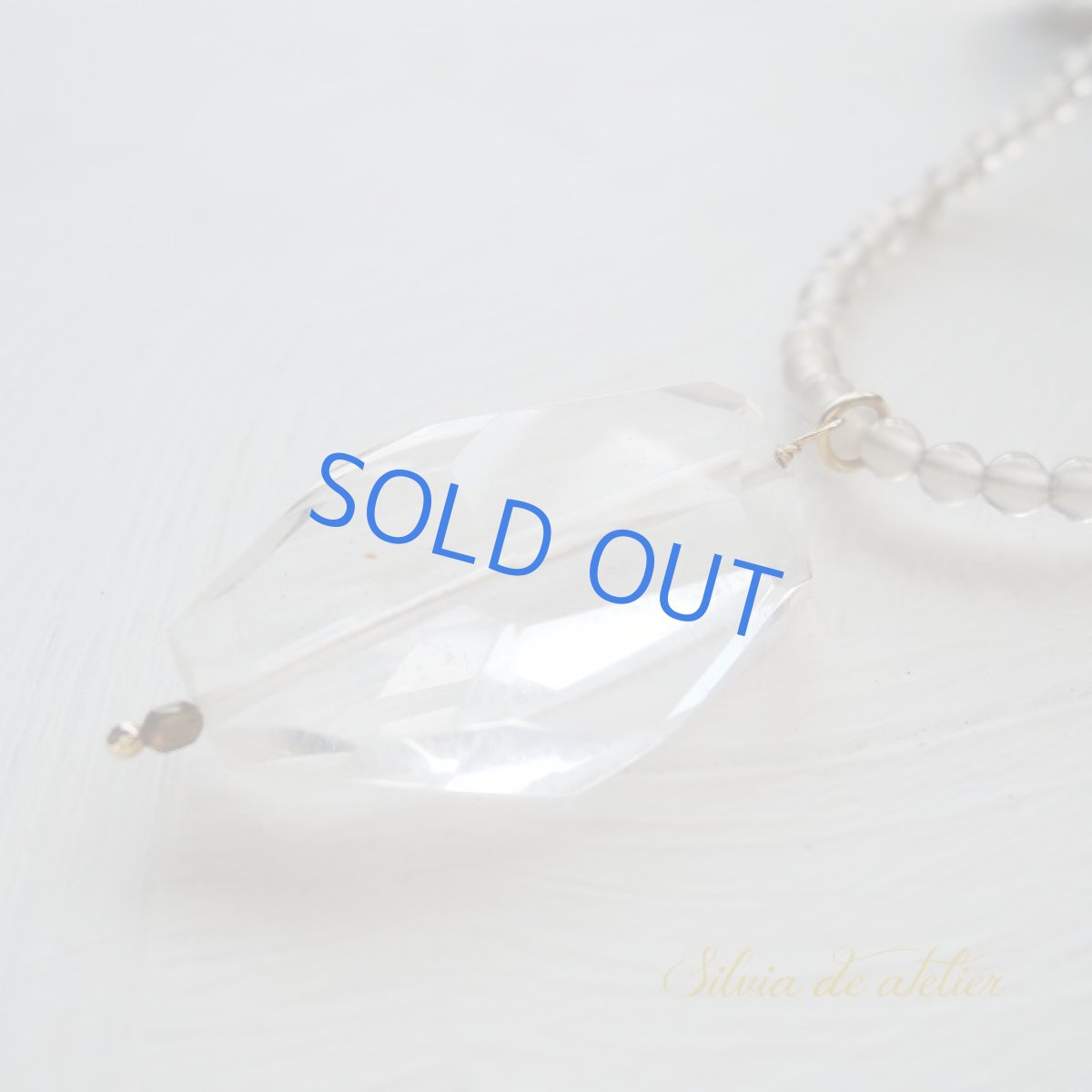 画像2: 【1点もの】クリスタルタンブル グレーオニキス&真鍮ビーズショートネックレス (2)