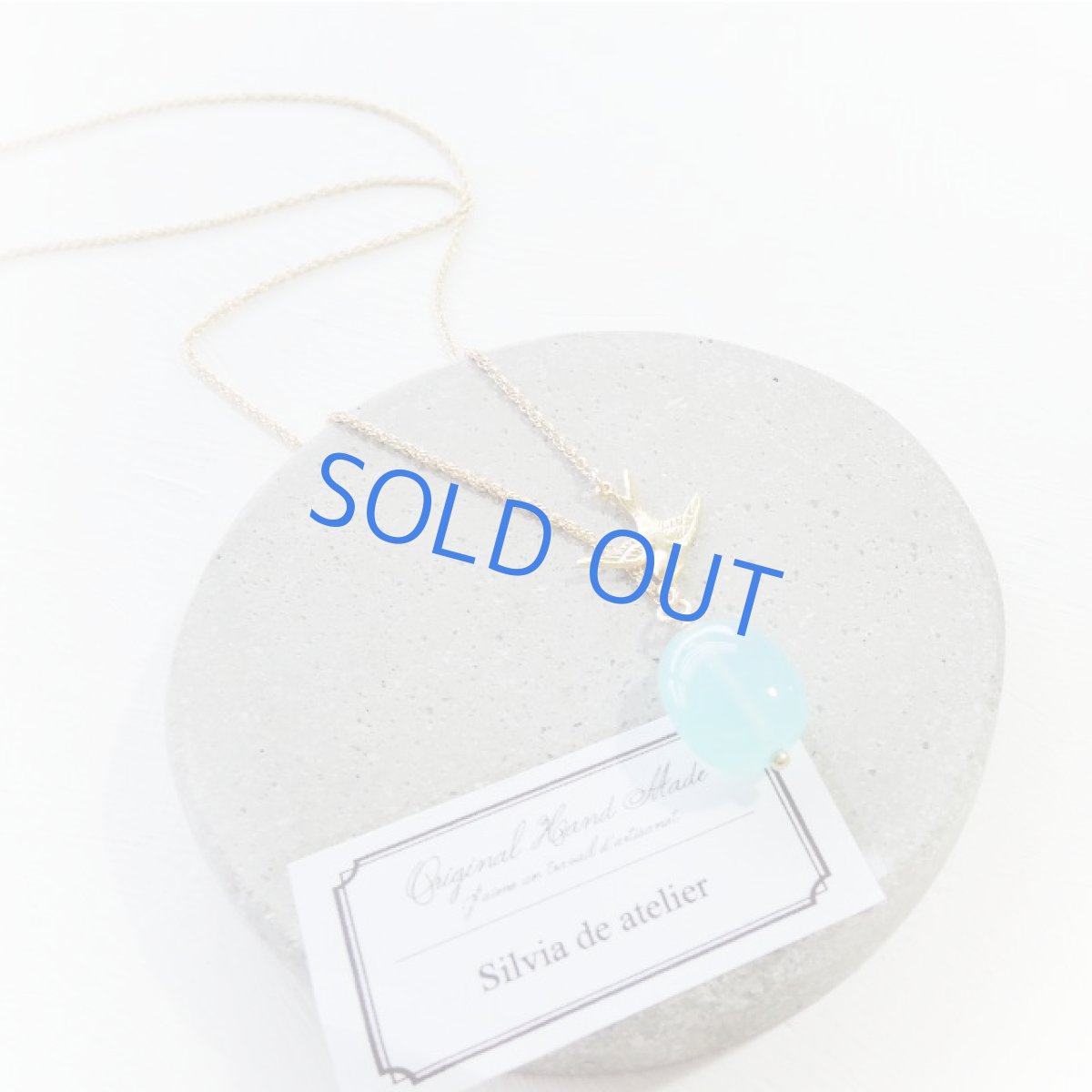 画像2: ＜限定1＞シーブルーカルセドニー　大粒タンブル　バードチャームネックレス (2)