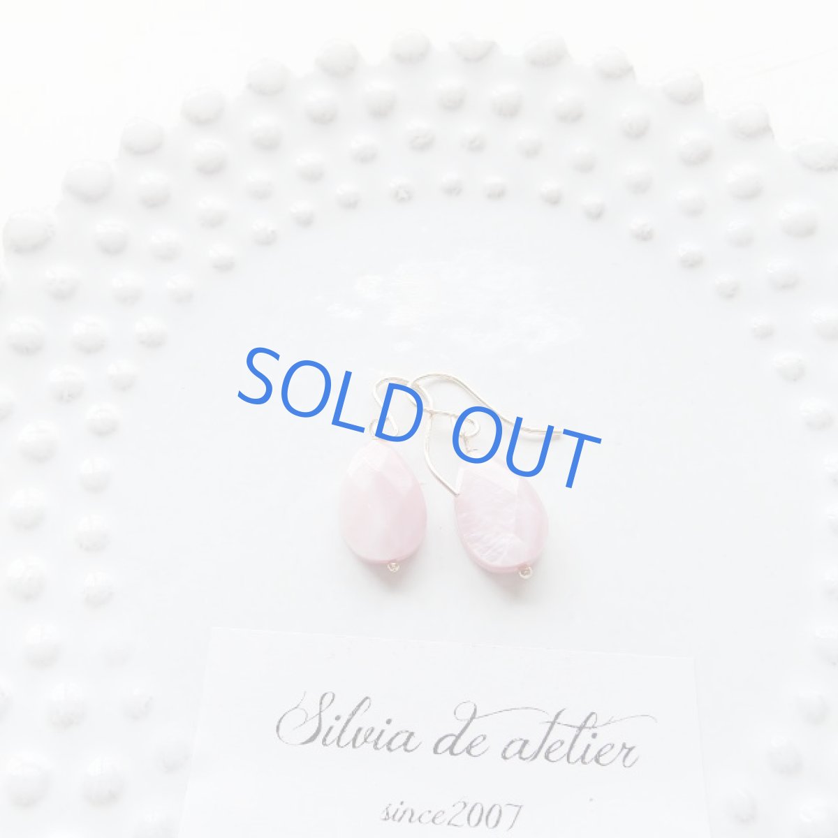 画像4: 半額SALE<残り僅か・イヤリング変更可>桜カラー Mサイズ ピンクシェル カットペアシェイプ サージカルステンレスフックピアス (4)