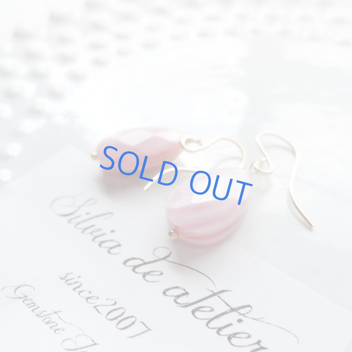 画像3: 半額SALE<残り僅か・イヤリング変更可>桜カラー Mサイズ ピンクシェル カットペアシェイプ サージカルステンレスフックピアス (3)