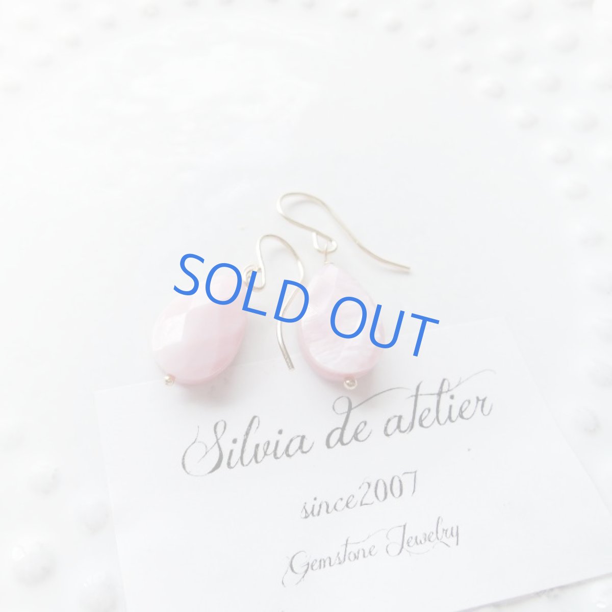 画像2: 半額SALE<残り僅か・イヤリング変更可>桜カラー Mサイズ ピンクシェル カットペアシェイプ サージカルステンレスフックピアス (2)