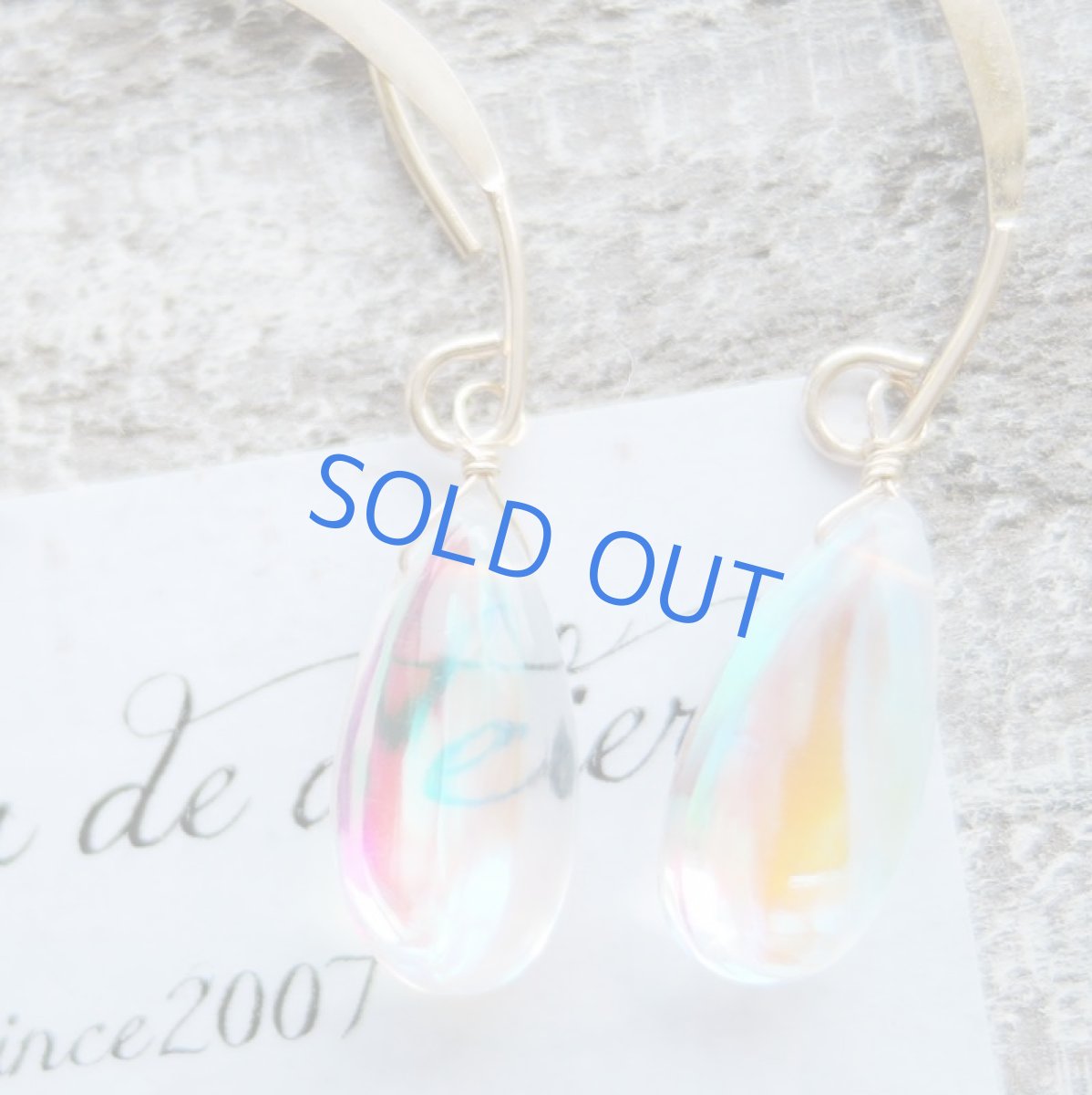 画像3: ＜イヤリング変更可・限定数のみ＞大粒　シャボン玉オーラ　レインボークォーツ　14kgfアーモンドフックピアス (3)