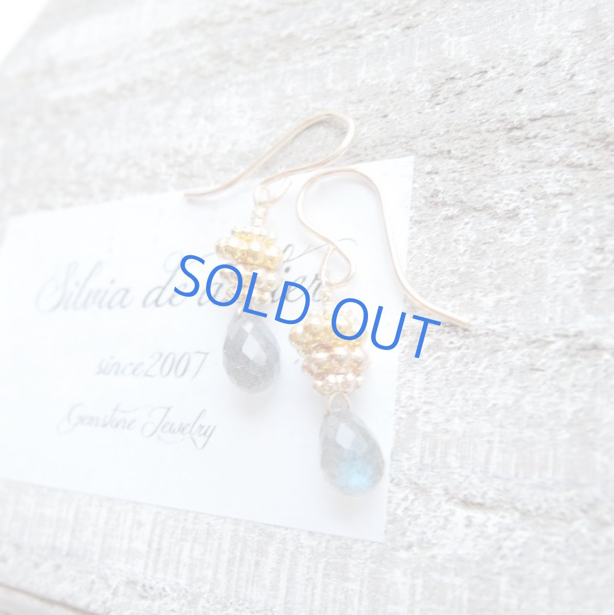 画像4: <イヤリング変更可・限定数のみ>つぶつぶ葡萄と小さなブルーラブラドライト ドロップ 14kgfフックピアス (4)