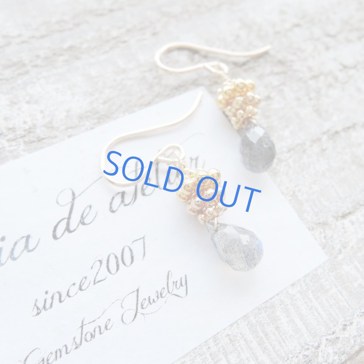 画像2: <イヤリング変更可・限定数のみ>つぶつぶ葡萄と小さなブルーラブラドライト ドロップ 14kgfフックピアス (2)