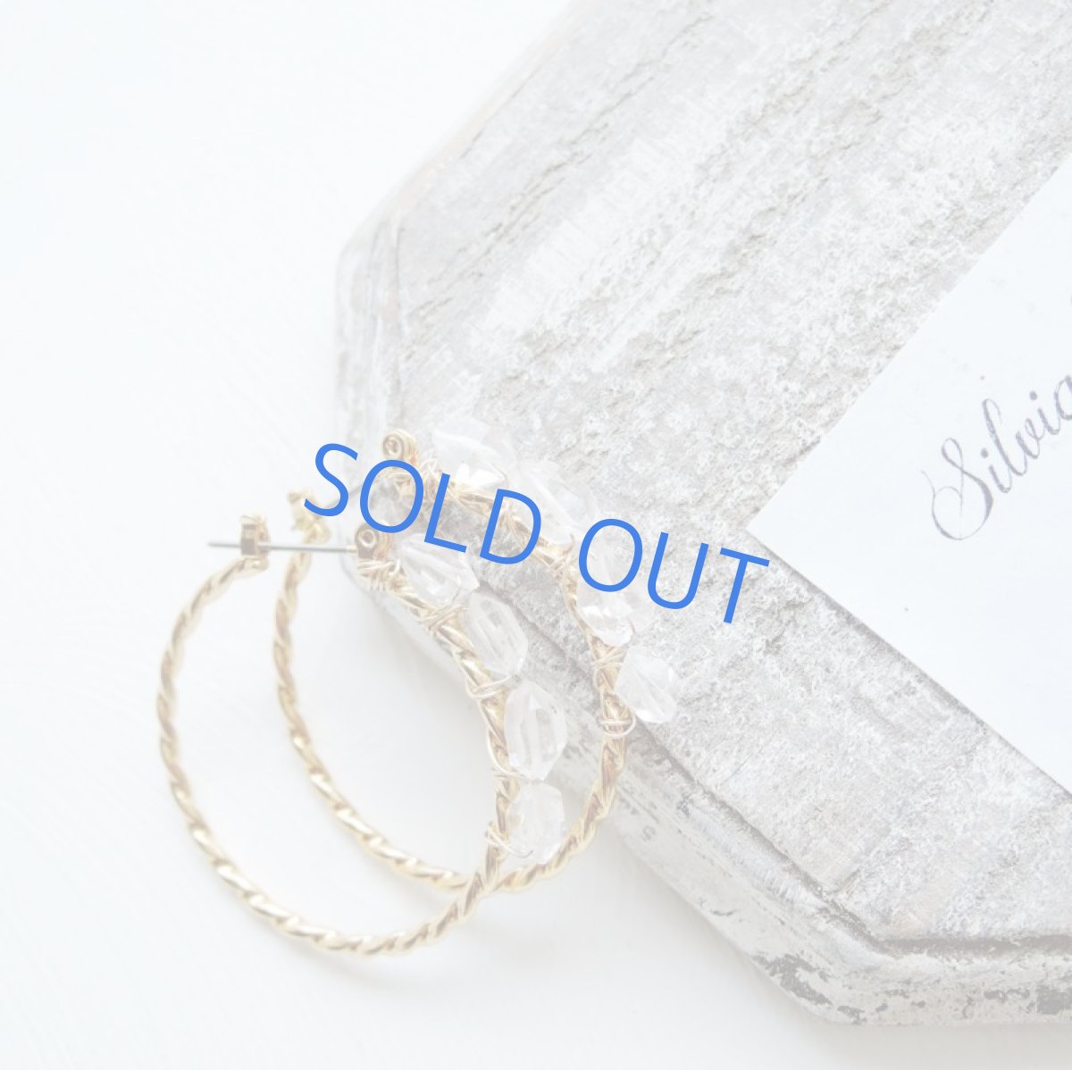 画像4: ＜1点もの＞NYハーキマーダイヤモンドクリスタル　ゴールドメッキフープ　チタンポストピアス (4)