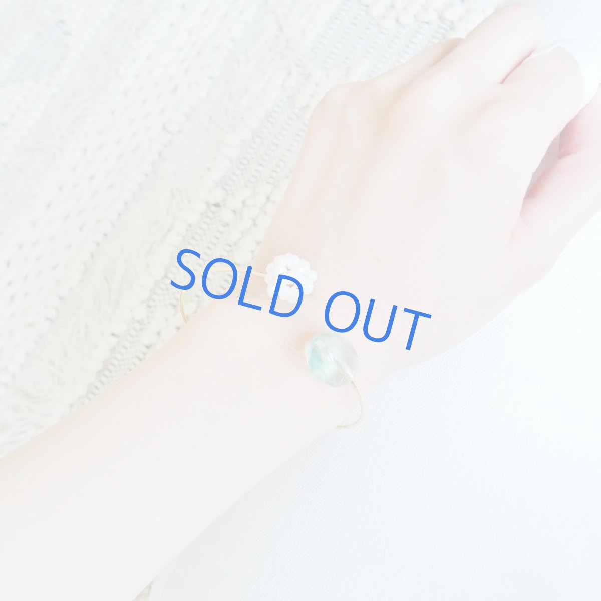 画像4: 【1点もの】グリーンフローライト&編み込淡水パールボール フォークバングル (4)