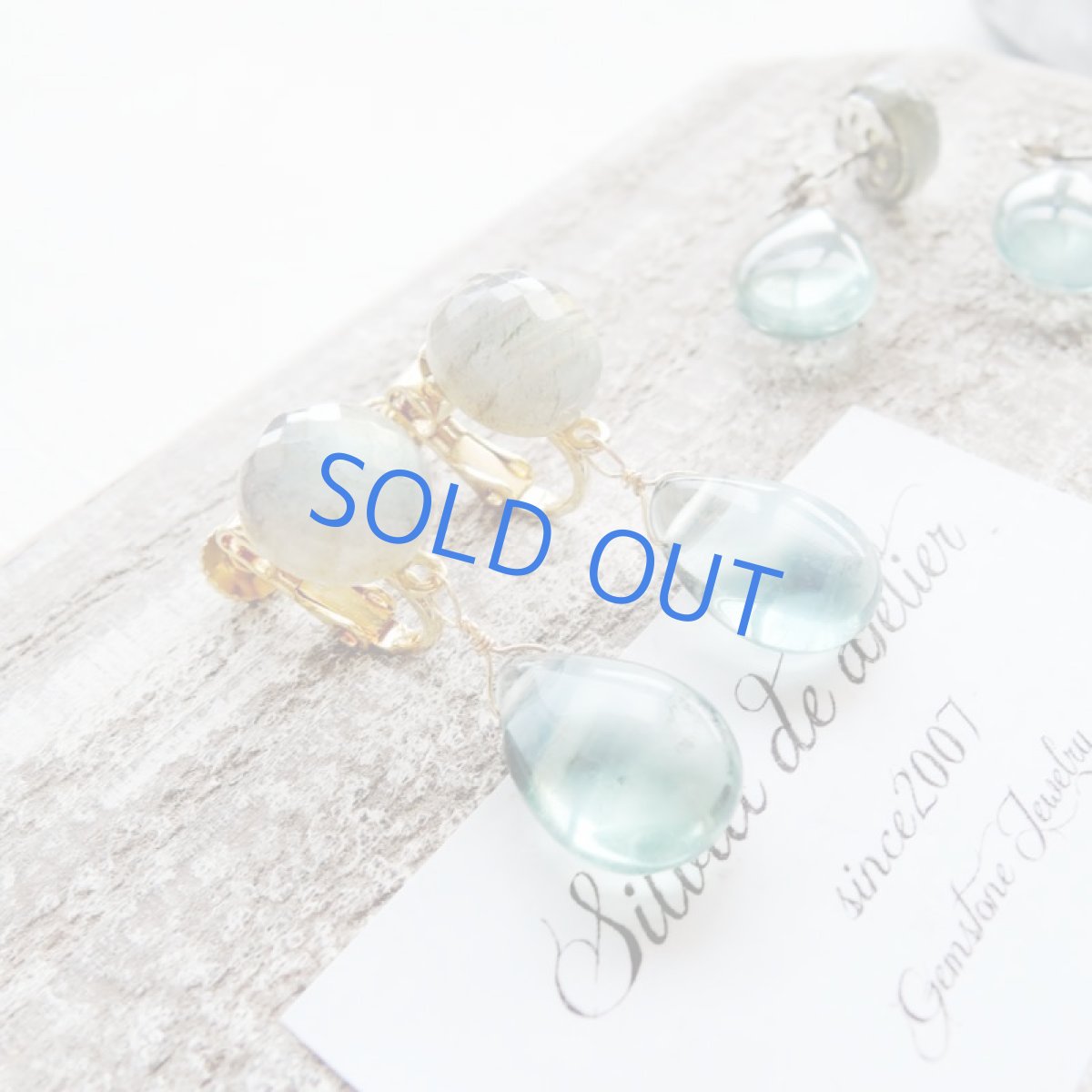 画像6: ゴールドラブラドライト×ブルーグリーンフローライト ゴールドイヤリング (6)