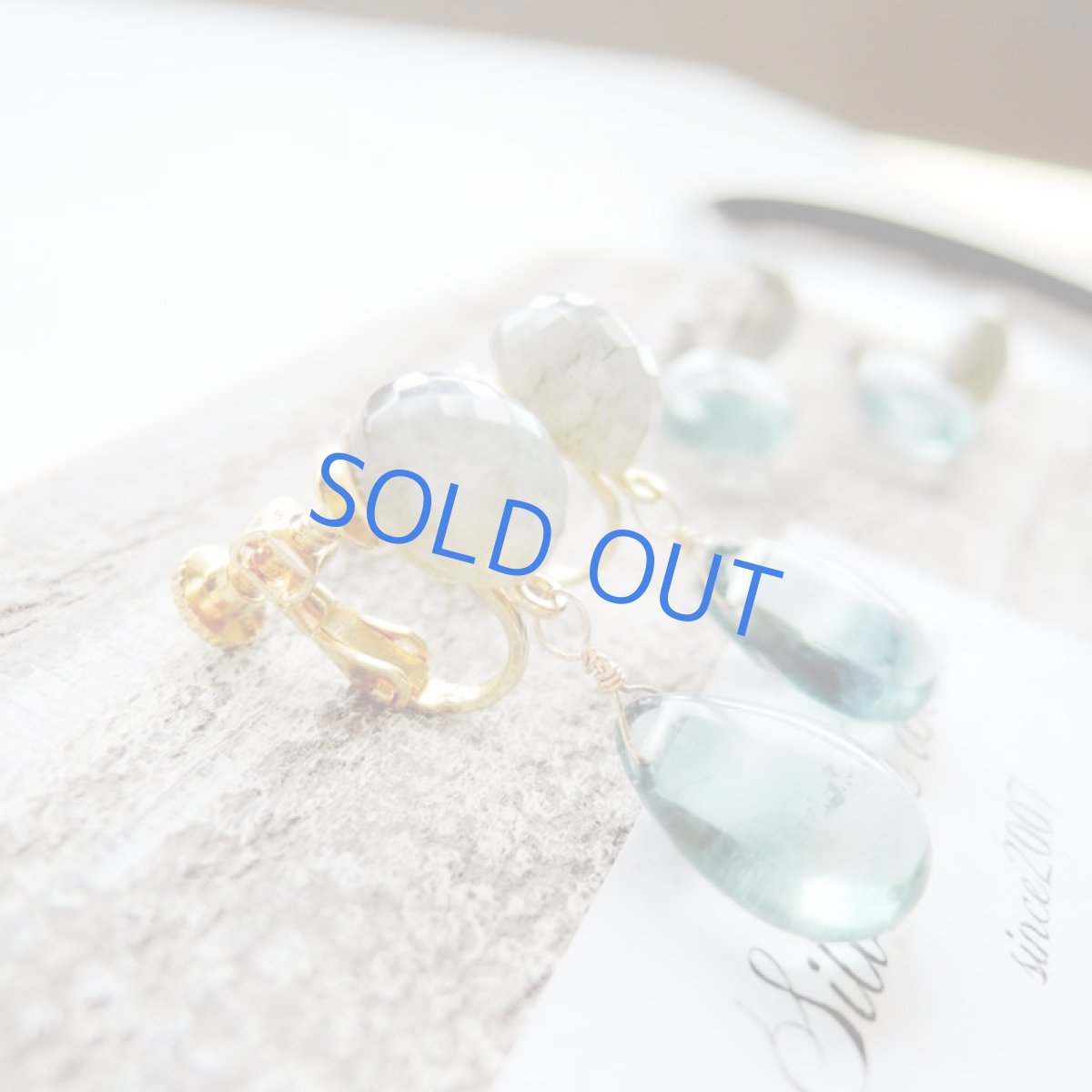 画像4: ゴールドラブラドライト×ブルーグリーンフローライト ゴールドイヤリング (4)