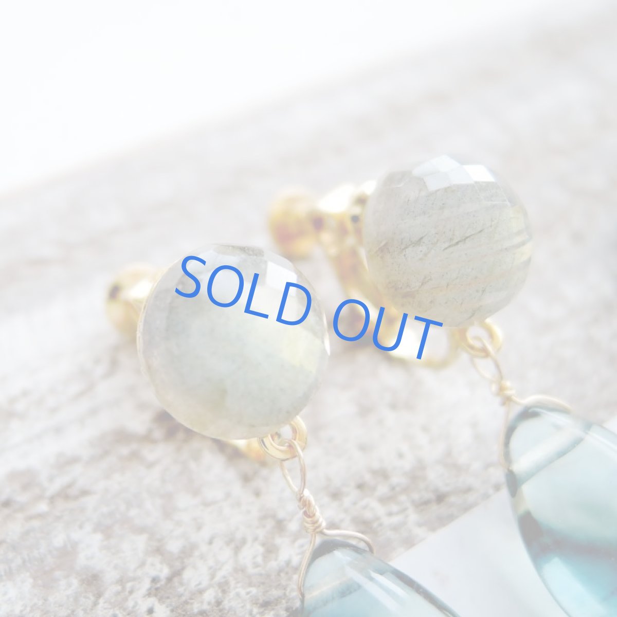 画像2: ゴールドラブラドライト×ブルーグリーンフローライト ゴールドイヤリング (2)