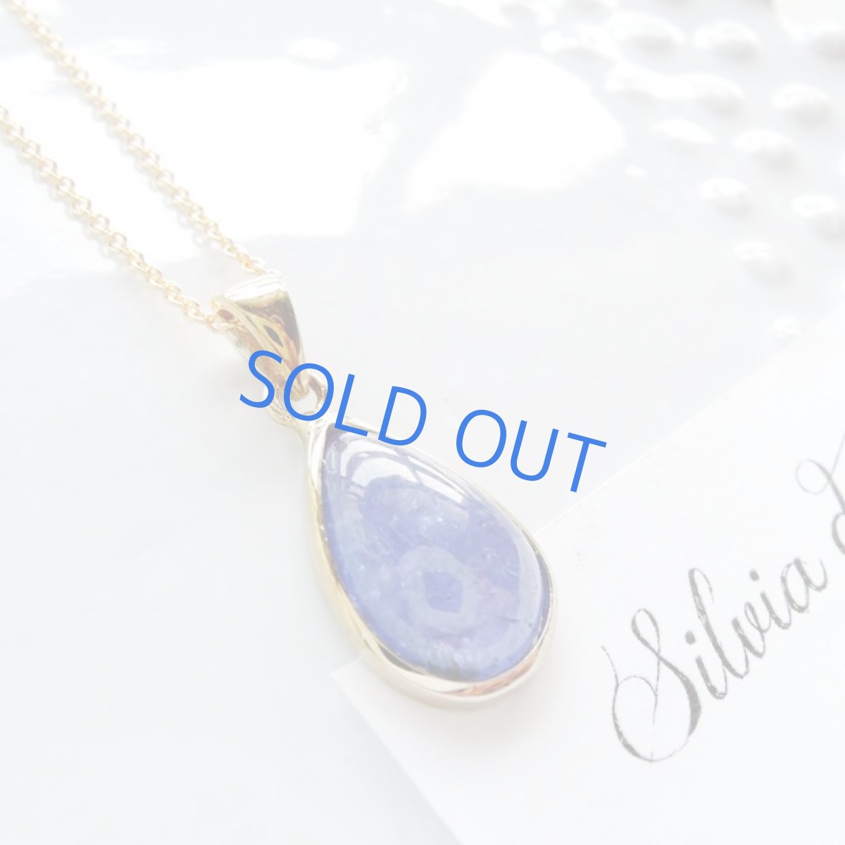 画像2: <1点もの・C>AAAランク タンザナイト ティアドロップ型フレームストーン 14kgfネックレス (2)