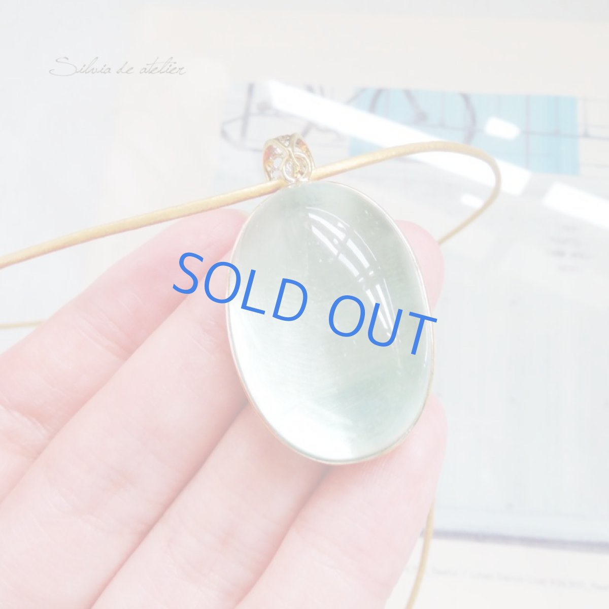 画像2: Small healing fountain〜掌の中の癒しの泉〜 セージグリーン　フローライト　ペンダント　牛革コード (2)