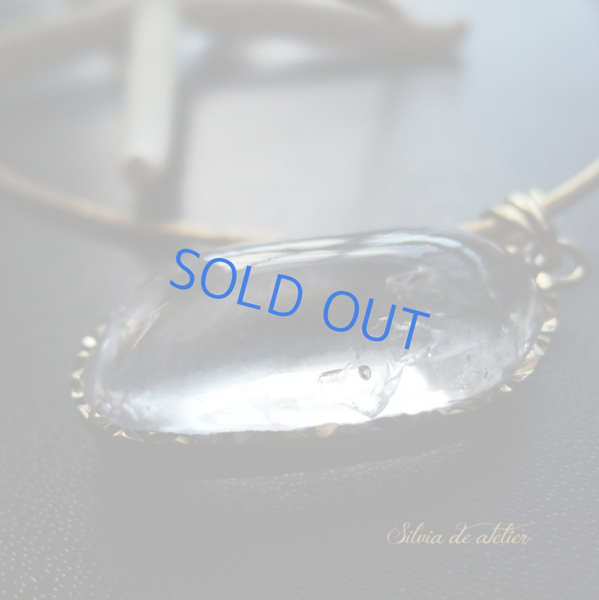 画像2: 【1点もの・D】レアストーン♪ 水入り水晶 レインボー入り 牛革コードネックレス 80cm (2)