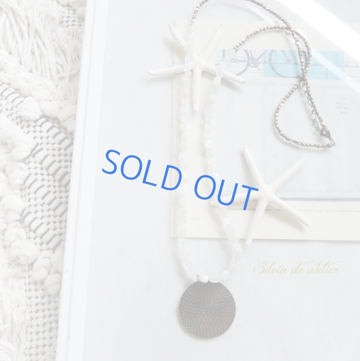 画像3: 【1点もの】ムーンストーンタンブル×アンティークゴールドメタルビーズ バイカラーロングネックレス (3)