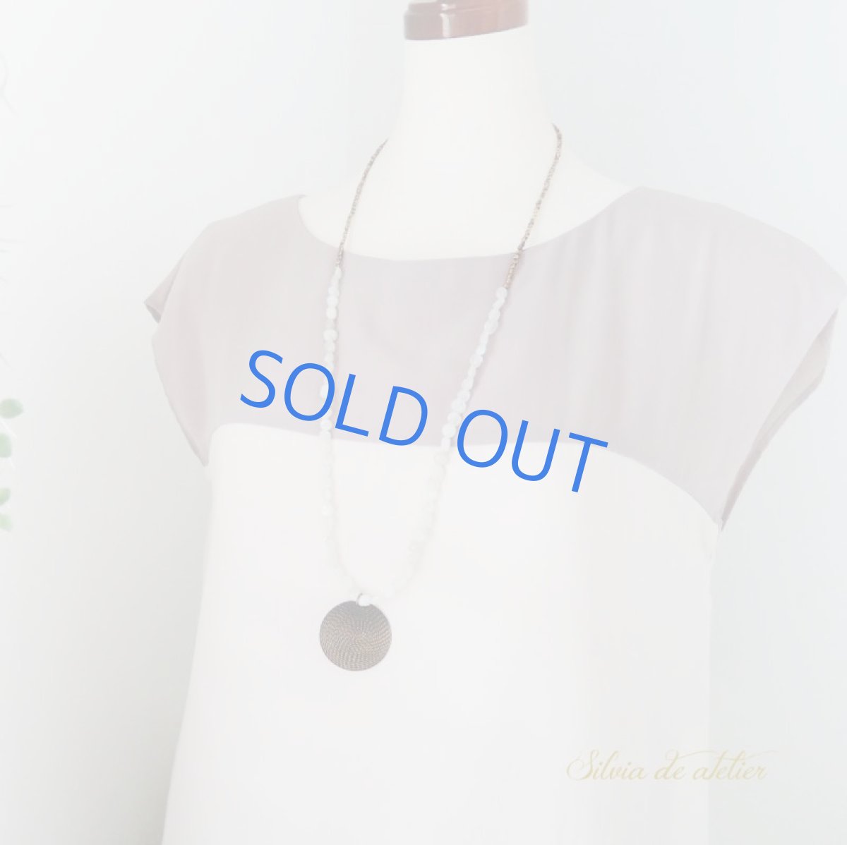 画像5: 【1点もの】ムーンストーンタンブル×アンティークゴールドメタルビーズ バイカラーロングネックレス (5)