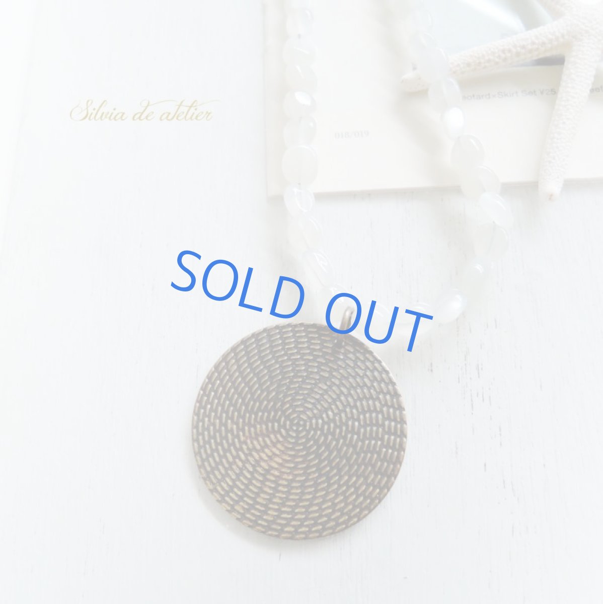 画像2: 【1点もの】ムーンストーンタンブル×アンティークゴールドメタルビーズ バイカラーロングネックレス (2)