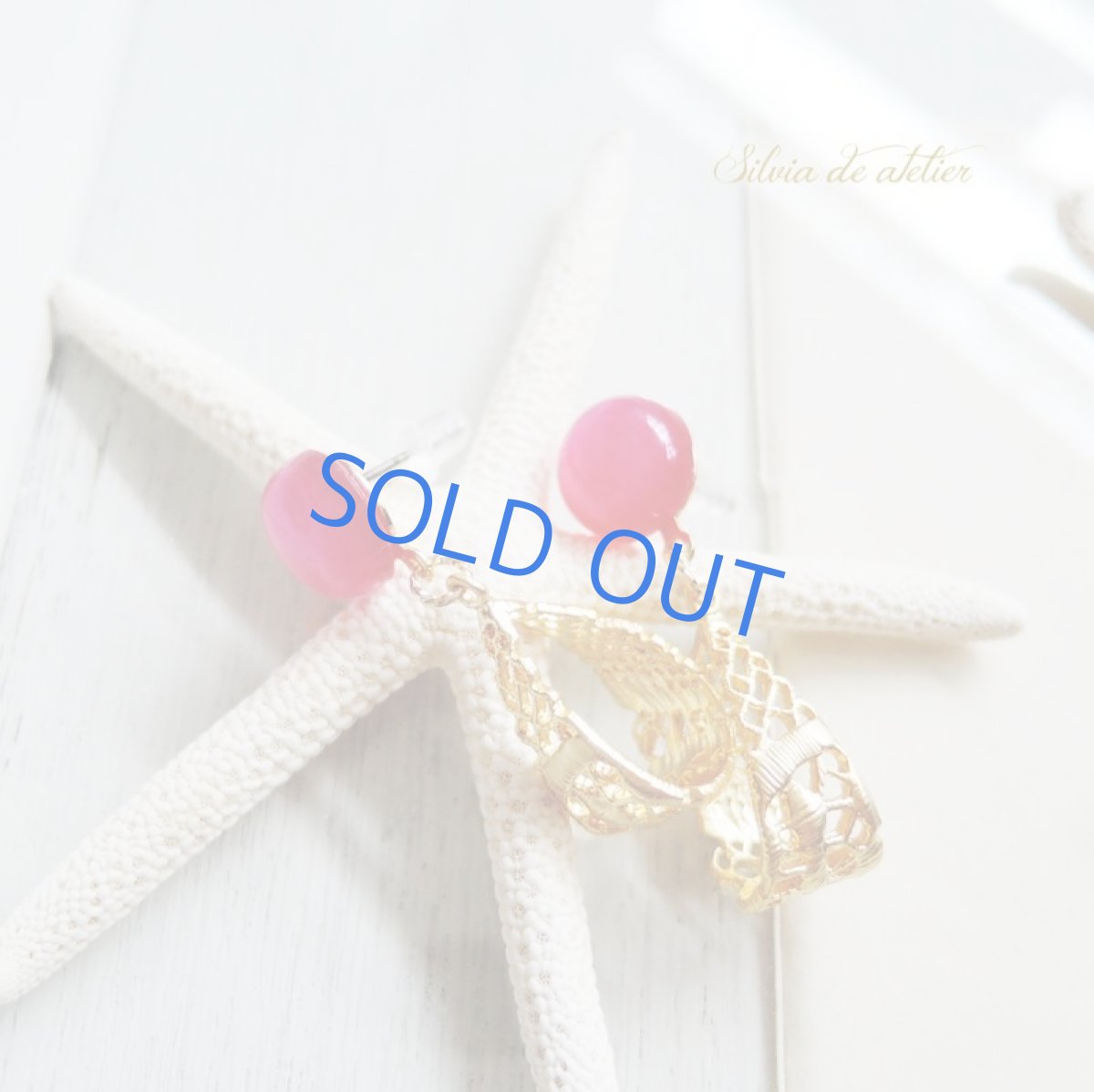 画像4: 【1点もの】フューシャピンクカルセドニー　デザインチャーム　チタンスタッドピアス (4)