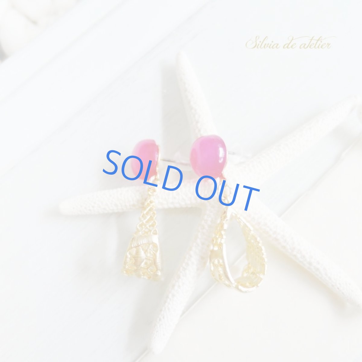 画像2: 【1点もの】フューシャピンクカルセドニー　デザインチャーム　チタンスタッドピアス (2)