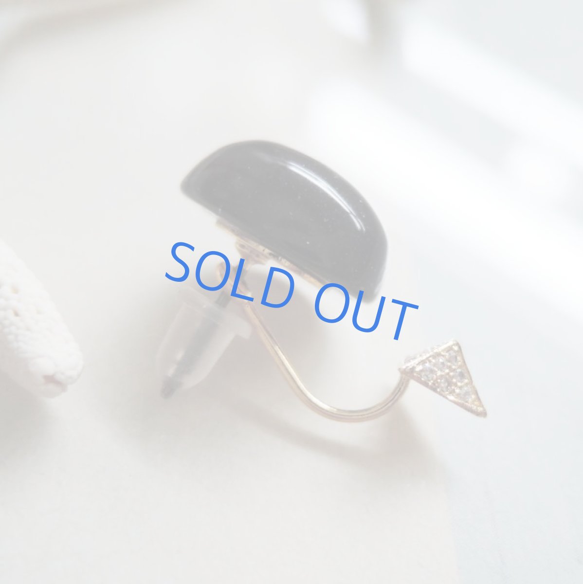 画像2: 夜空のストーン 大粒ブルーサンドストーンカボション スタッド 14kgfピアス イヤージャック付 (2)