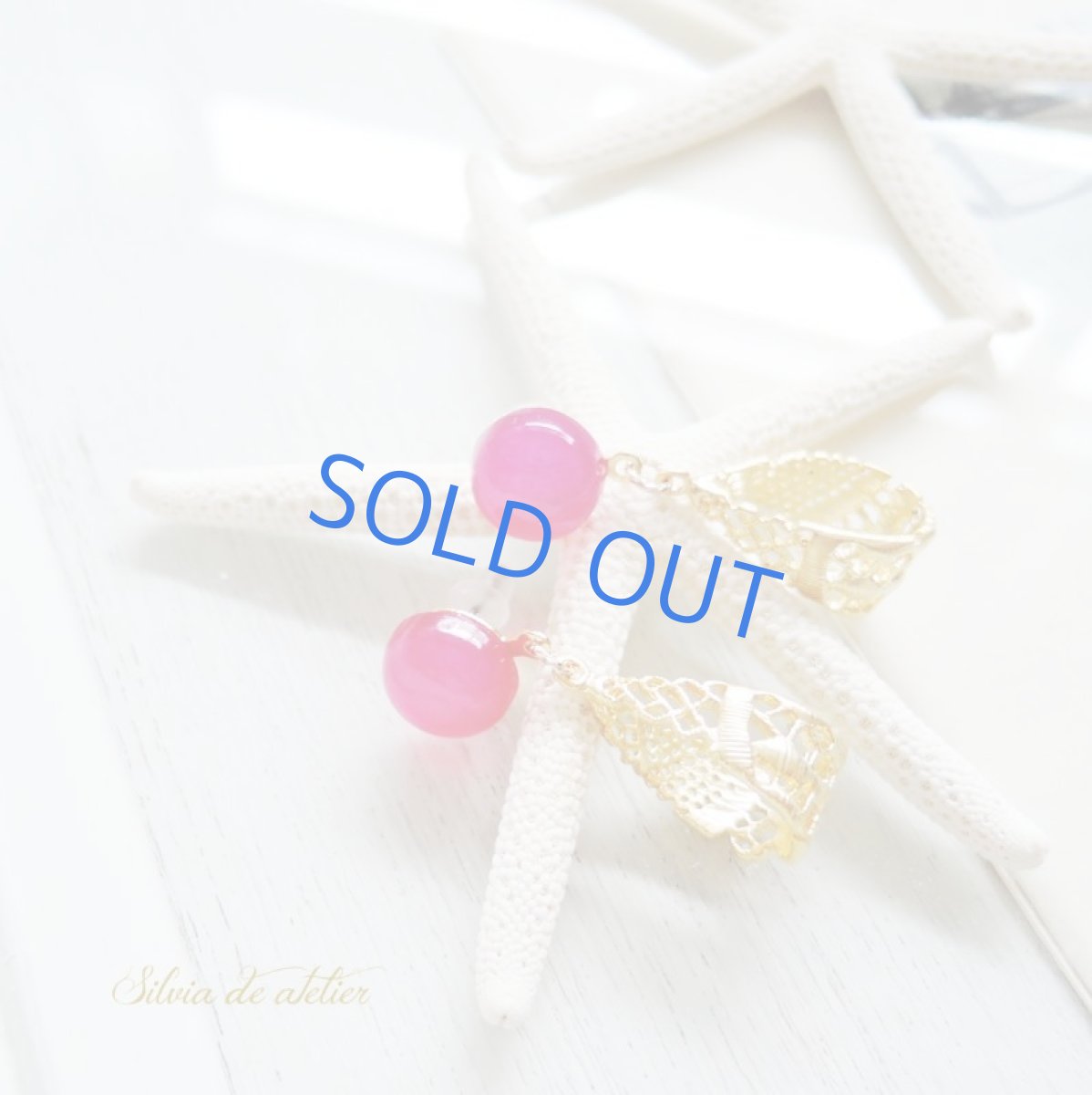 画像3: 【1点もの】フューシャピンクカルセドニー　デザインチャーム　チタンスタッドピアス (3)