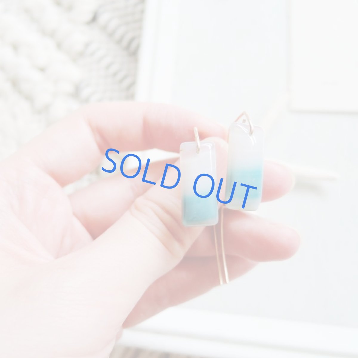 画像2: 【1点もの・海と風のある風景F】ボツワナアゲート　アクリルパールキャッチ付き　14kgfワイヤーピアス (2)