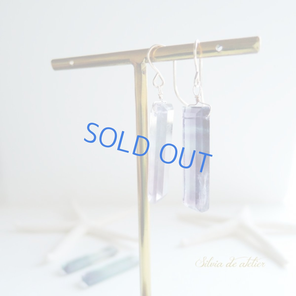 画像2: 【在庫僅少・イヤリング変更可】夏の夜シリーズ　フローライト　ガラス片シェイプ　14kgfフックピアス (2)