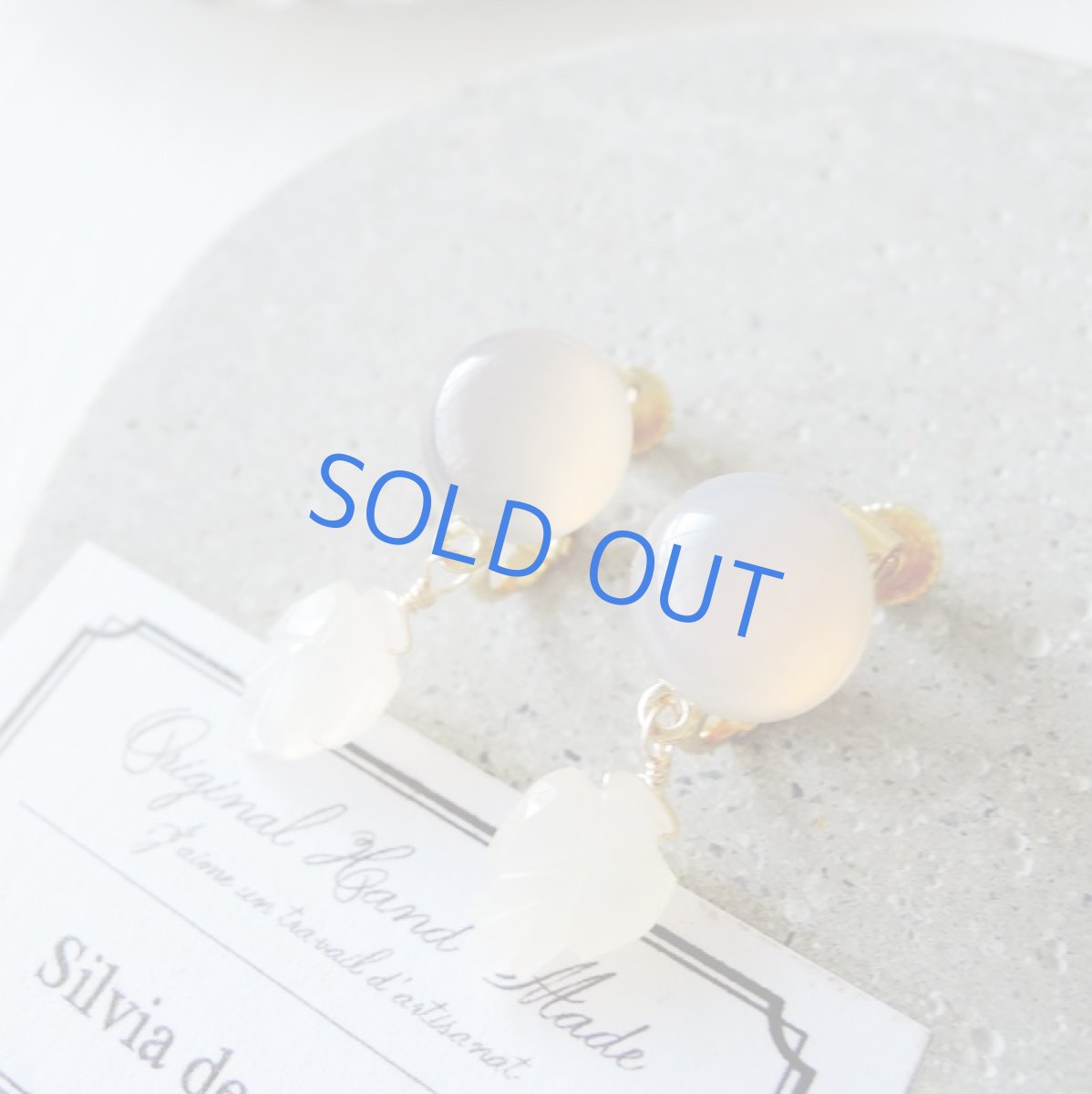 画像4: 【1点のみ・イヤリングのみ】グレーオニキス×ムーンストーンリーフ スタッド (4)