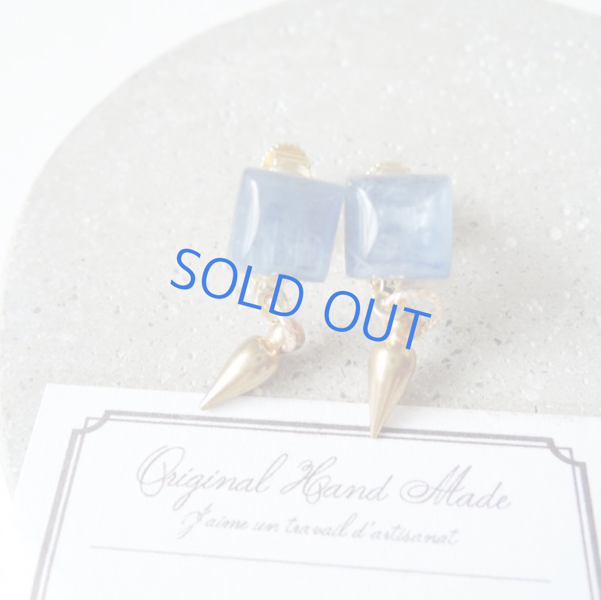 画像4: 【1点のみ・ピアス変更不可】カイヤナイト×スパイクビーズ イヤリング (4)