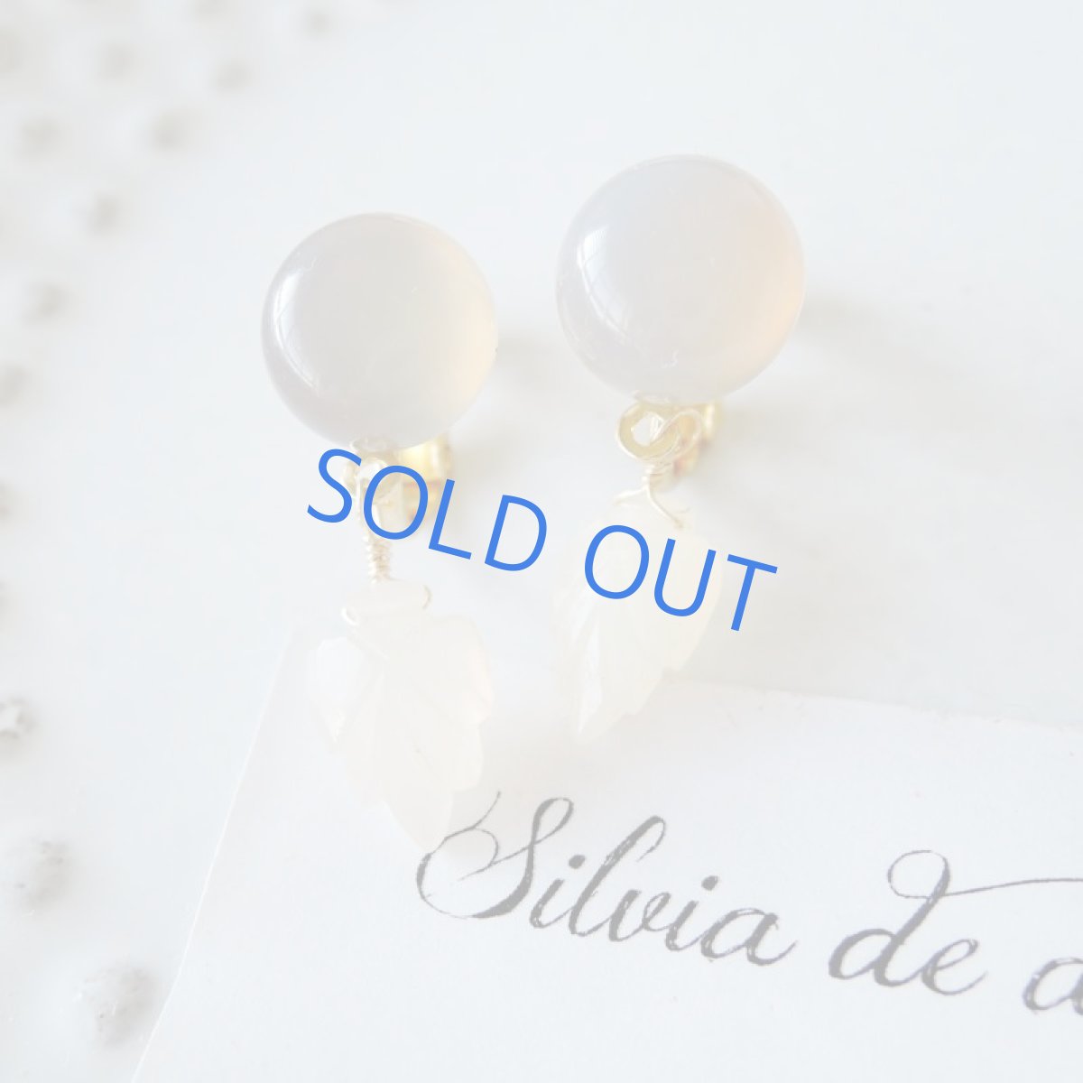 画像5: 【1点のみ・イヤリングのみ】グレーオニキス×ムーンストーンリーフ スタッド (5)