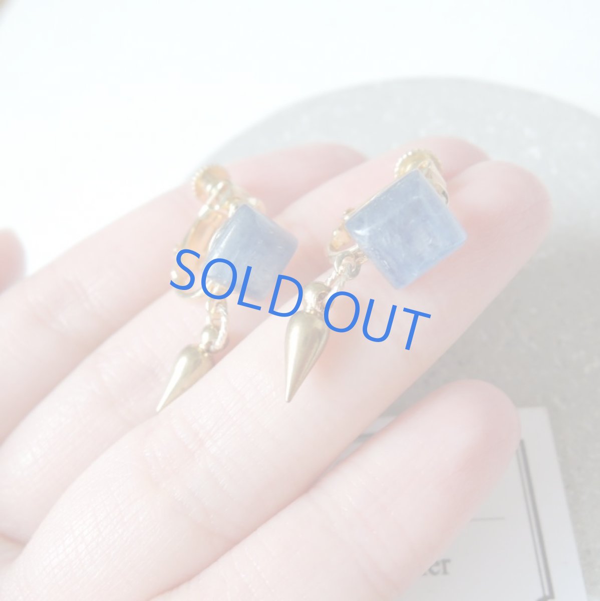 画像2: 【1点のみ・ピアス変更不可】カイヤナイト×スパイクビーズ イヤリング (2)