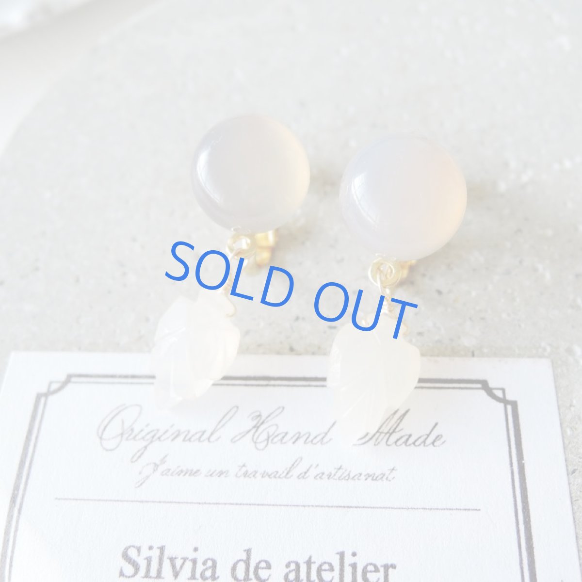 画像2: 【1点のみ・イヤリングのみ】グレーオニキス×ムーンストーンリーフ スタッド (2)