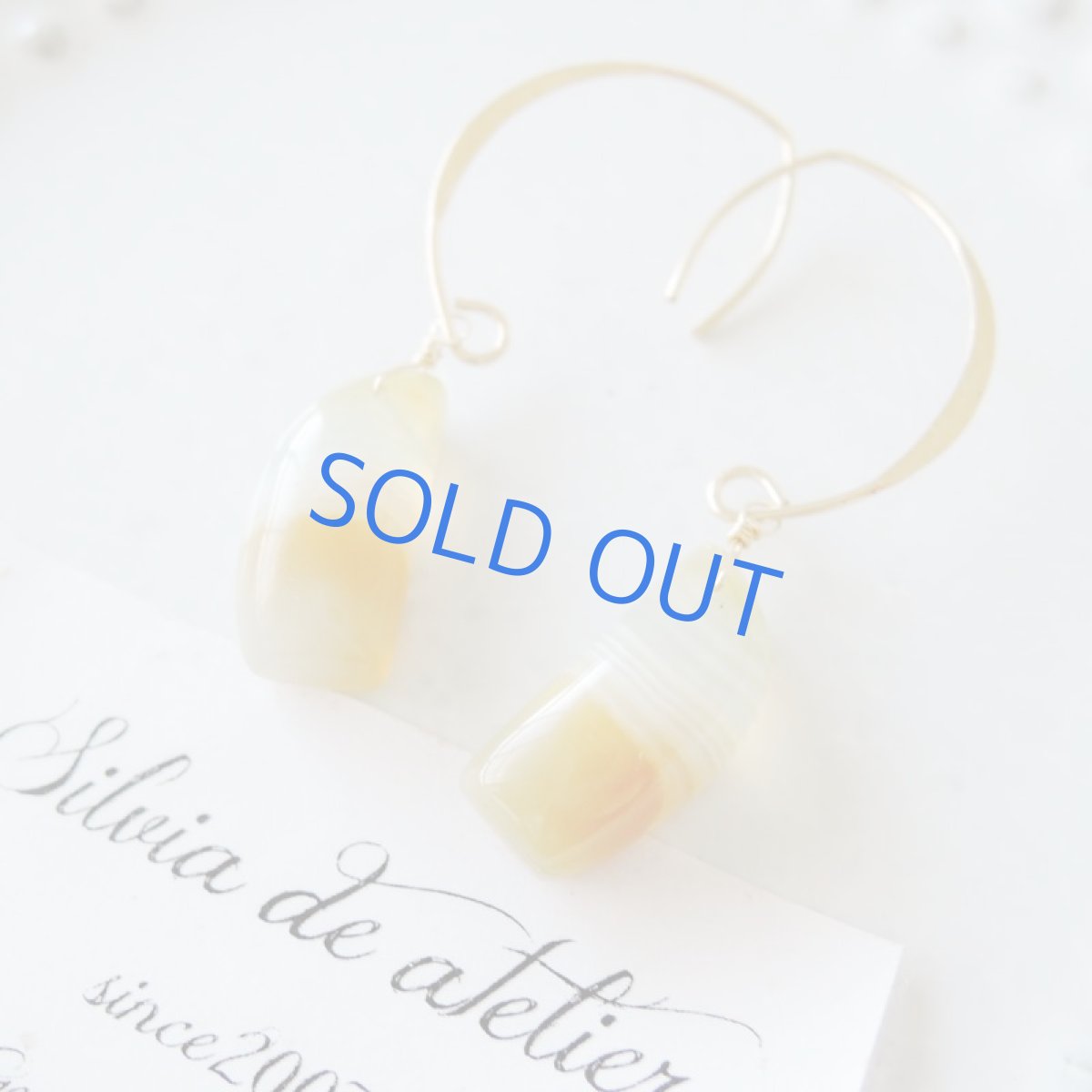 画像3: 【1点もの・イヤリング変更可】ミルクティーカラー ボツワナアゲート アーモンドフック14kgfピアス (3)