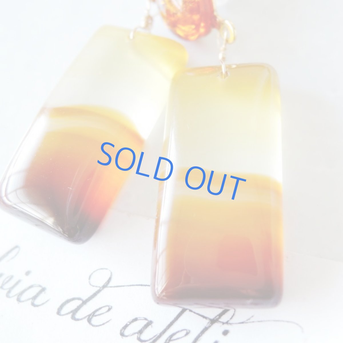 画像2: 【1点もの・イヤリング変更不可】砂漠の夕日　ボツワナアゲート　琥珀チタンポストピアス (2)