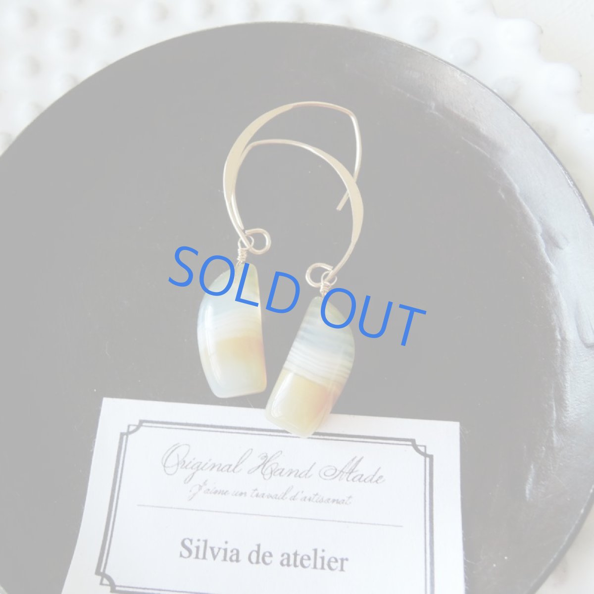 画像2: 【1点もの・イヤリング変更可】ミルクティーカラー ボツワナアゲート アーモンドフック14kgfピアス (2)