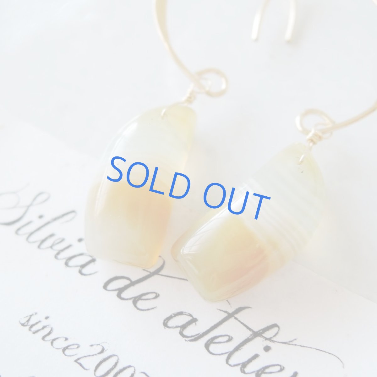 画像4: 【1点もの・イヤリング変更可】ミルクティーカラー ボツワナアゲート アーモンドフック14kgfピアス (4)