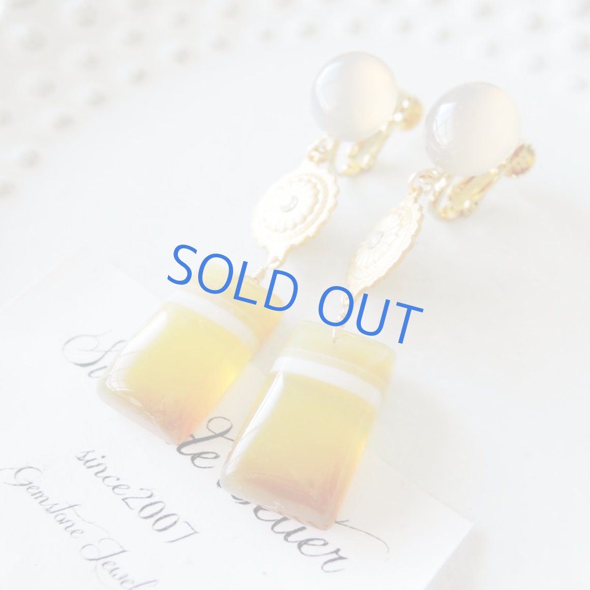 画像4: 【1点のみ・ピアス変更不可】マヌカハニー ボツワナアゲート グレーオニキス ゴールドイヤリング (4)